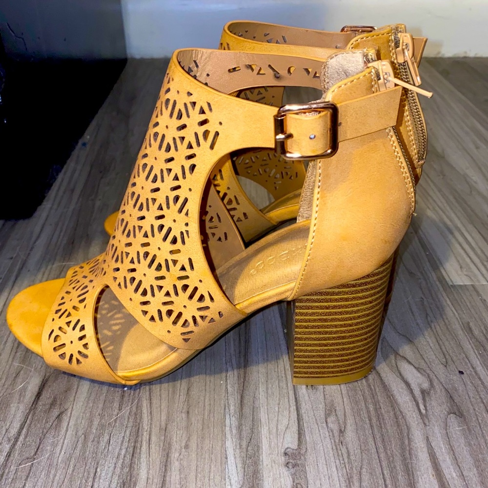 Open toe heeled booties